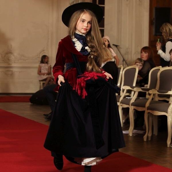 Kids` makeup and hairstyling