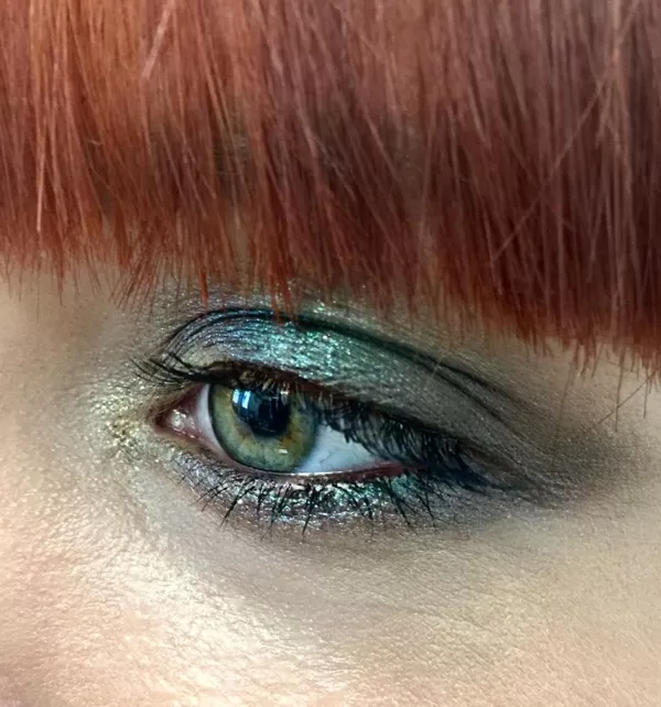 Glamūrs makeup ar mirdzumiem un gliteriem