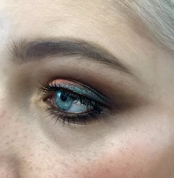 Arābu stila makeup ar uzsvaru uz apakšējo plakstiņu
