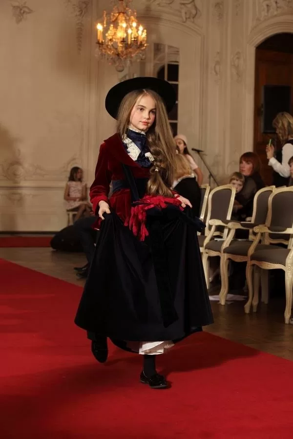 Kids` makeup and hairstyling