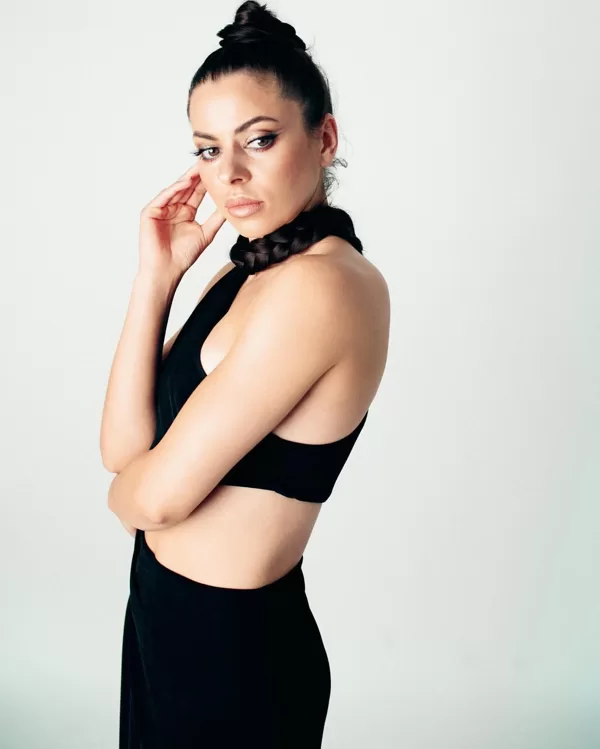 Contouring and flawless base for evening light