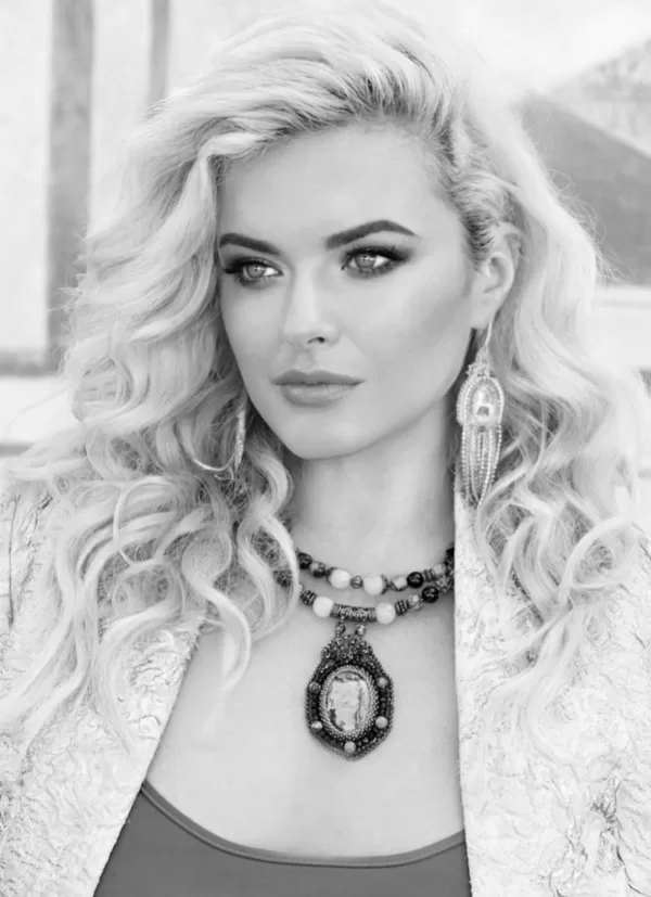Holiday look for blondes in cool tones